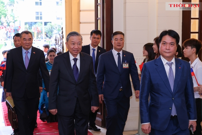 俄罗斯总统普京和越南国家主席苏林与历届赴俄越南留学生会面 俄罗斯总统普京和越南国家主席苏林与历届赴俄越南留学生会面