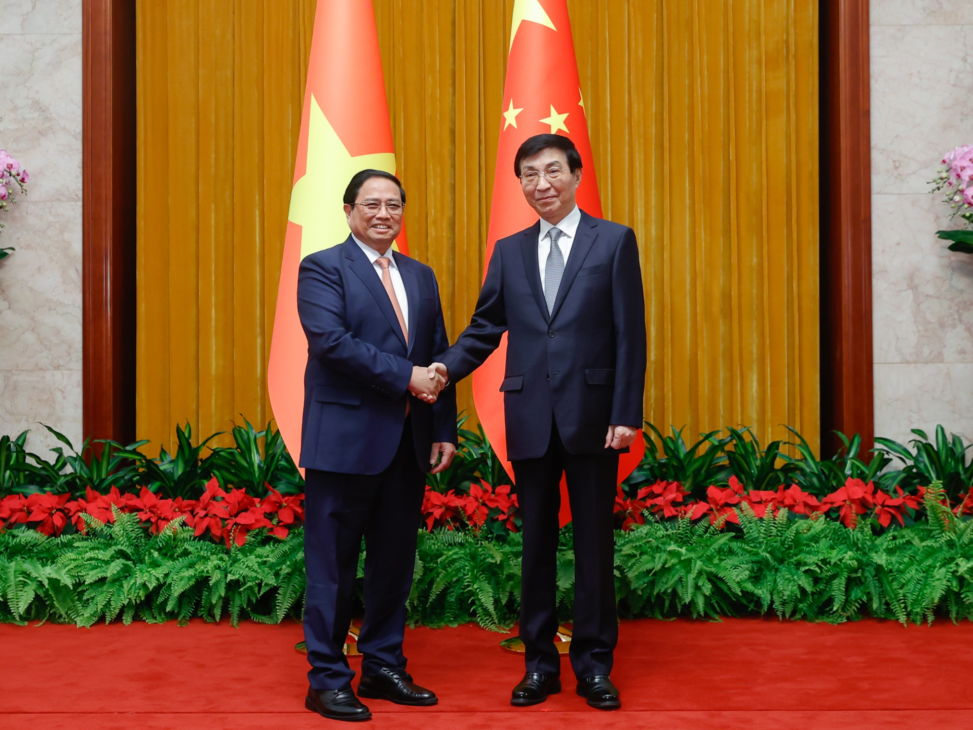 越南政府总理范明政会见中国全国政协主席王沪宁。