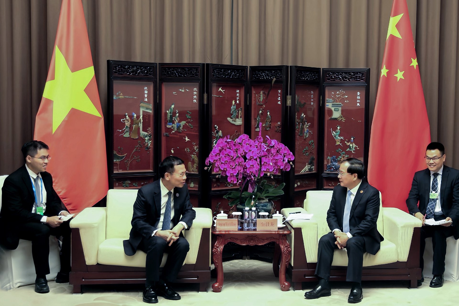 越南信息通信部部长阮孟雄会见中国工业和信息化部部长金壮龙。