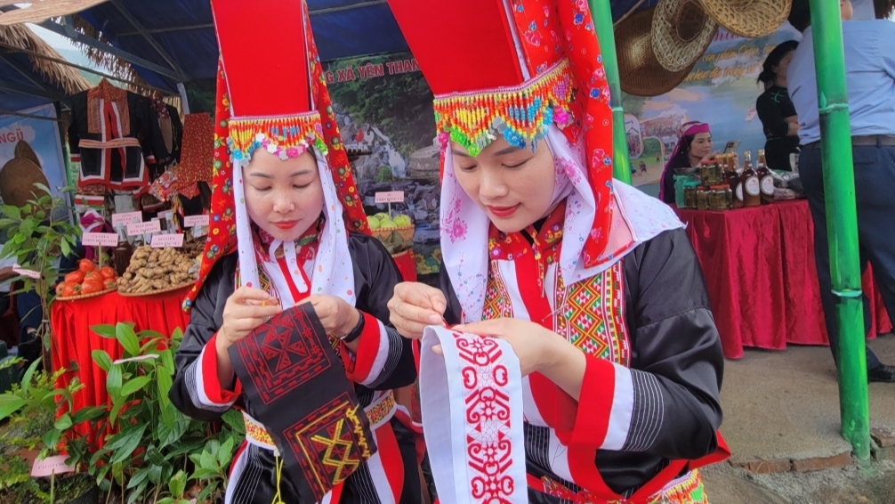 青判瑶族女性同胞及其对传统刺绣的热爱