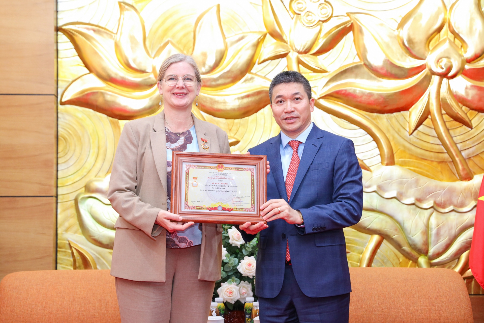 授予瑞典驻越南大使'致力于各民族和平与友谊'纪念章。