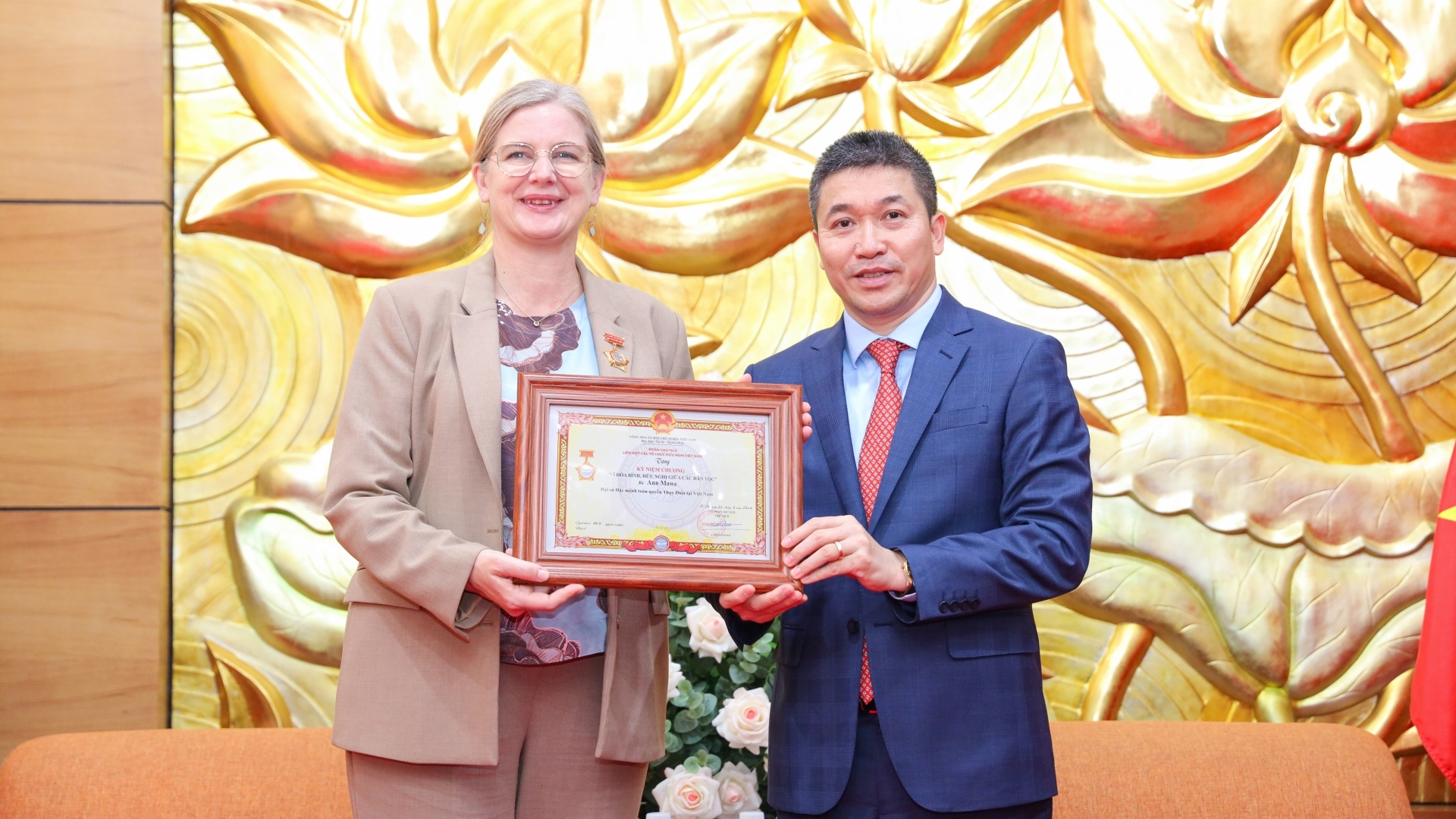 授予瑞典驻越南大使'致力于各民族和平与友谊'纪念章