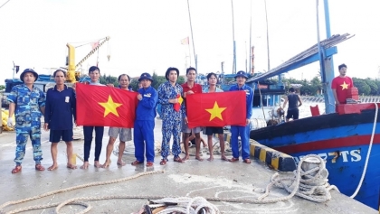渔民在海上靠山