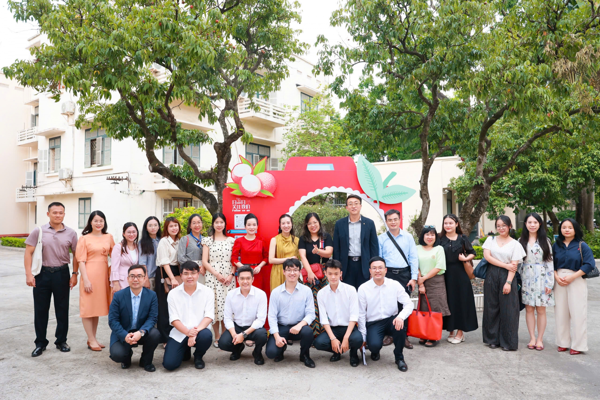 同赏荔枝红，共话中越同志情