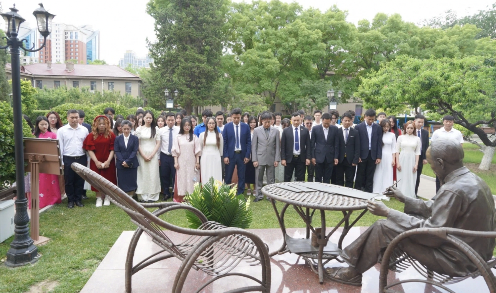 出席2025－2027年届越南留学生会北京分会代表大会的代表向胡志明主席塑像敬献鲜花。