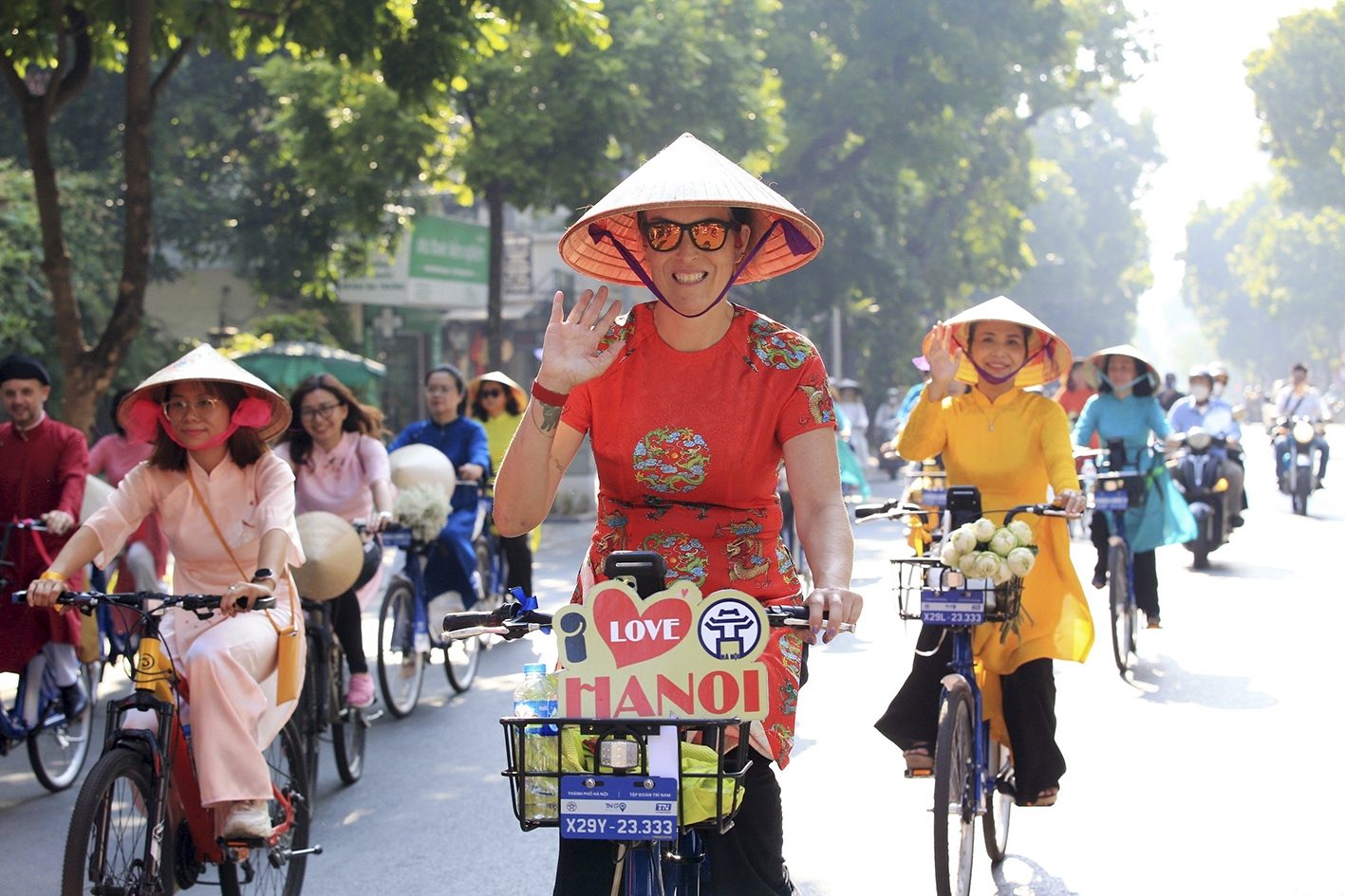 国际游客参加“奥黛连接河内旅游与遗产”游行活动