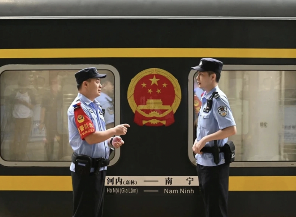 越南游客热衷体验中国旅游列车