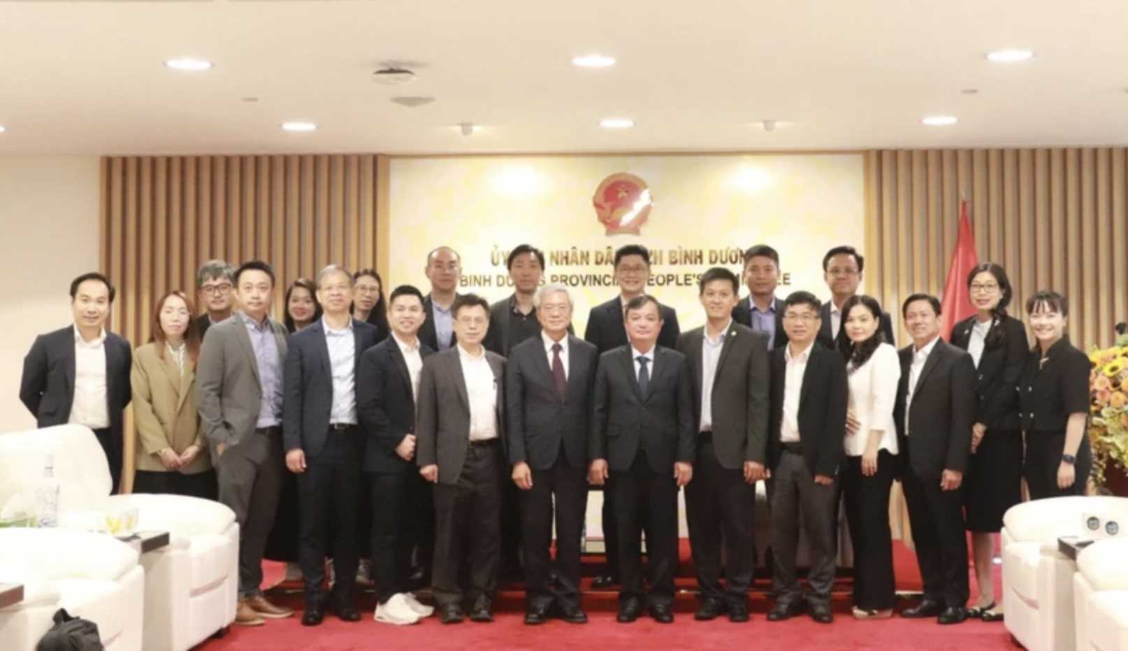平阳省人民委员会代表与中国台湾神达控股集团（MiTAC）代表合影。