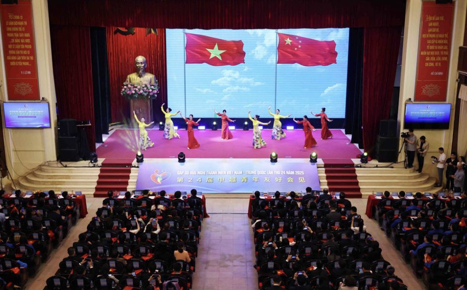 2025年4月12日至18日，与习近平总书记国事访问和越中边境国防友好交流活动同步，第24届“越中青年友好会见”活动在河内、广宁和宁平三地举行，吸引了近200名越中优秀青年代表参与各类交流、对话与经验分享活动。