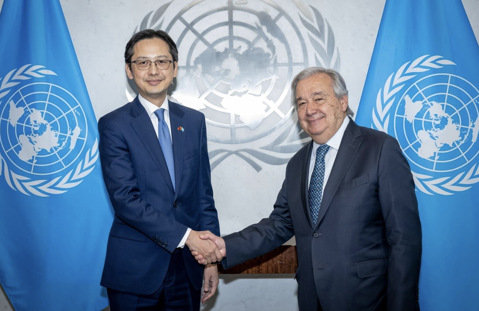 杜雄越大使在联合国总部向联合国秘书长安东尼奥·古特雷斯（António Guterres）。
