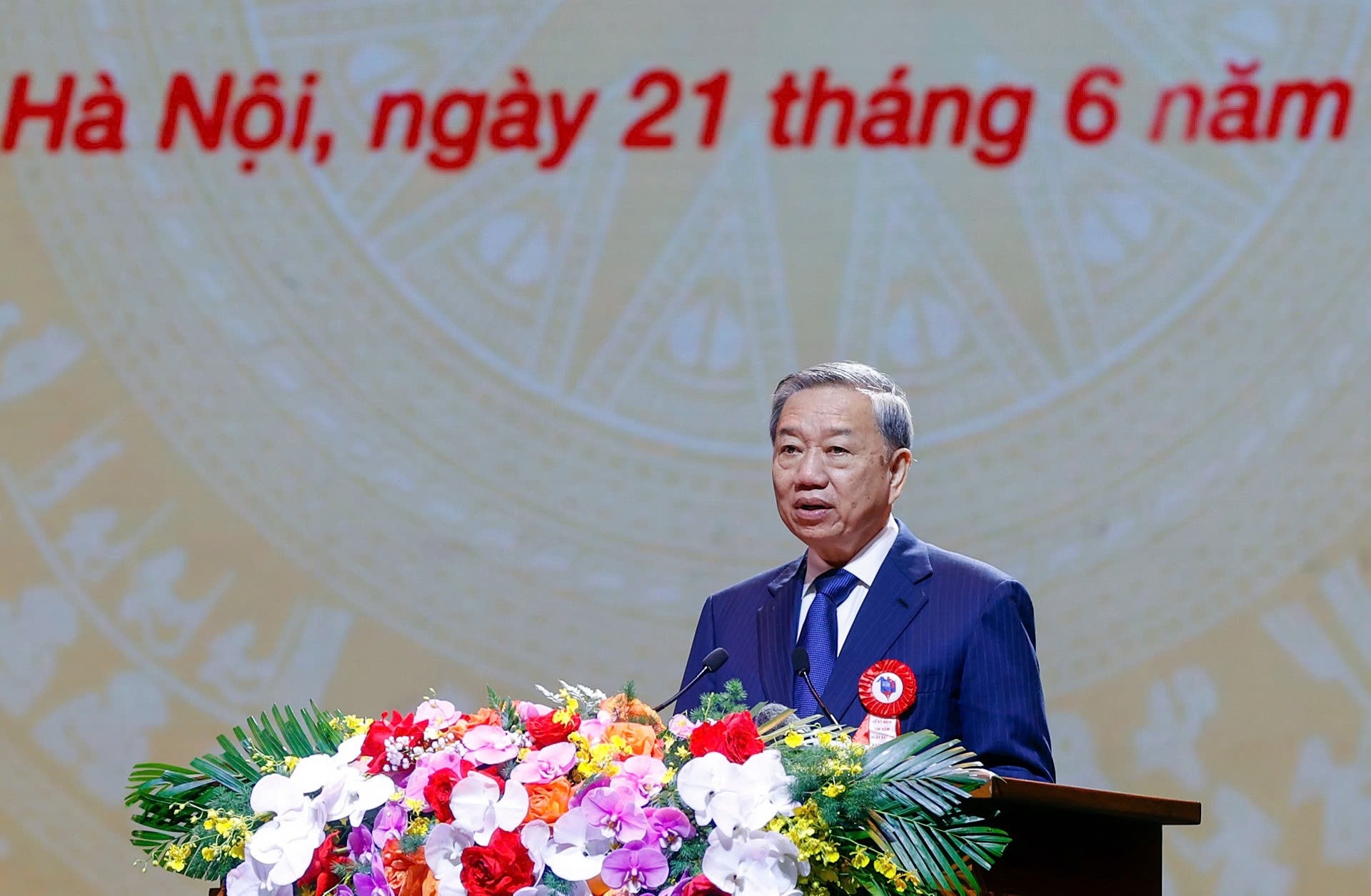 越共中央总书记苏林发表讲话。
