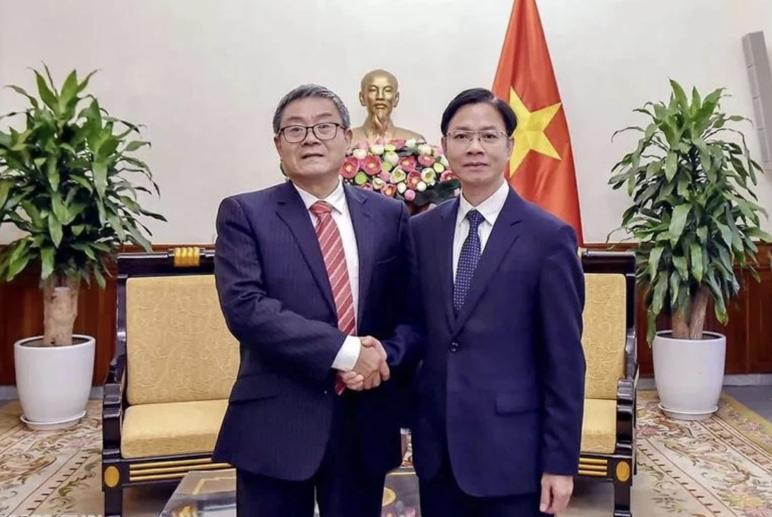越南外交部副部长吴黎文会见中国外交部外交政策咨询委员会代表。