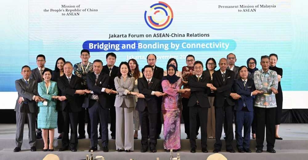 出席论坛的各位代表合影。