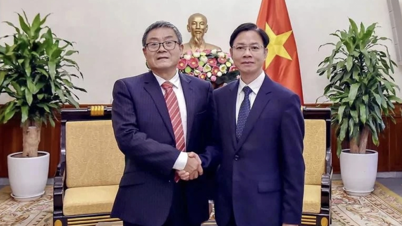 越中深化外交政策交流