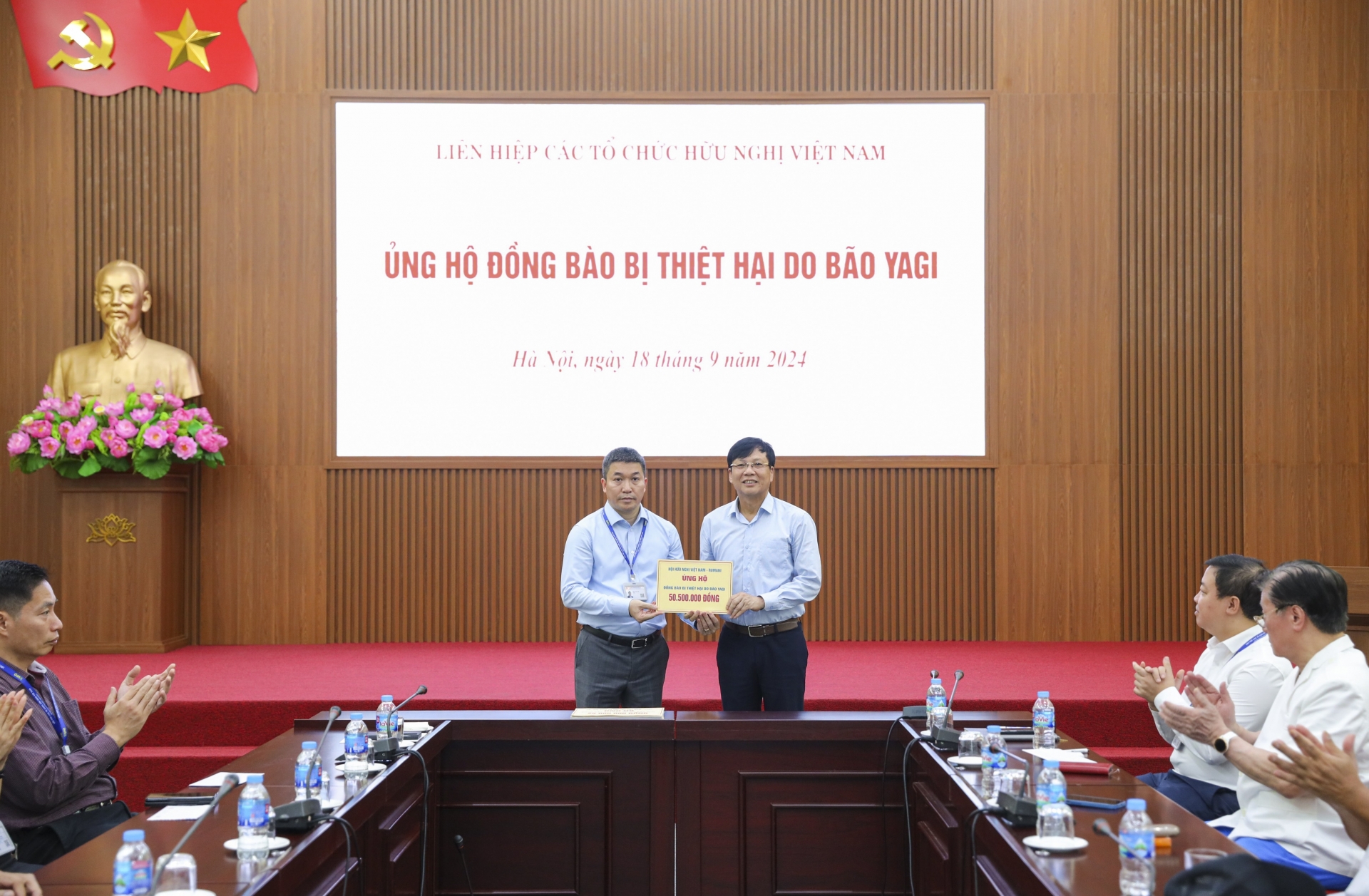 越南友好组织联合会主席潘英山接受了越罗友好协会为受Yagi台风影响的同胞提供的支持。（图：丁和）