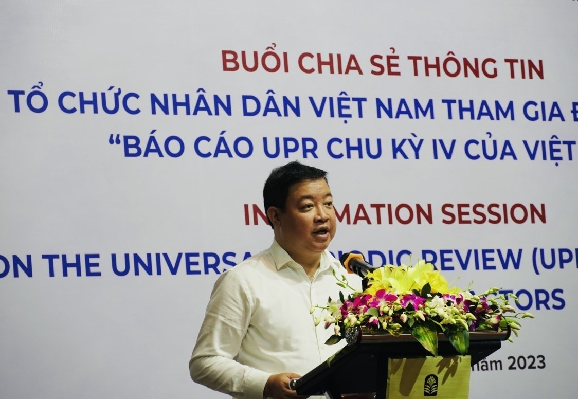 越南友好组织联合会副主席阮玉雄在2023年10月2日向参与“越南第四周期普遍定期审议（UPR）报告”编写的越南人民组织分享信息的会议上发表讲话。（图：玉珠）