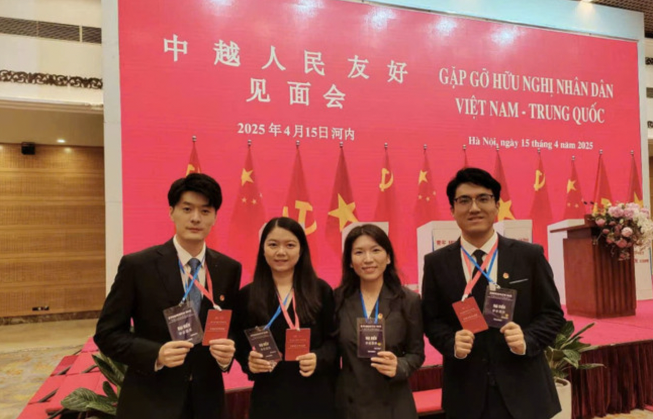 黄陈晨老师与中国青年代表出席的第24届越中青年友好会见活动。