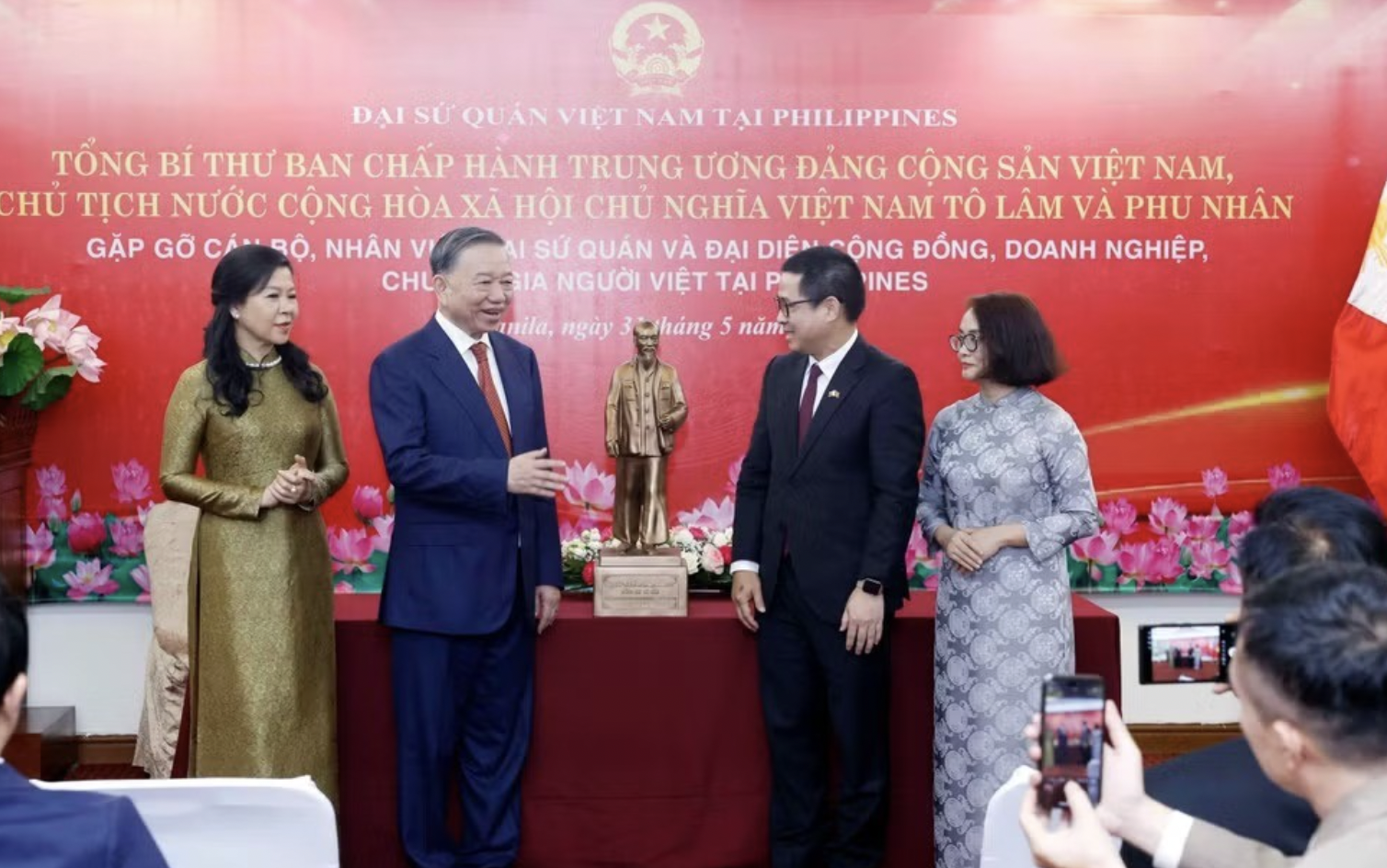 总书记、国家主席苏林和夫人向越南驻菲律宾大使馆赠送胡志明主席雕像。