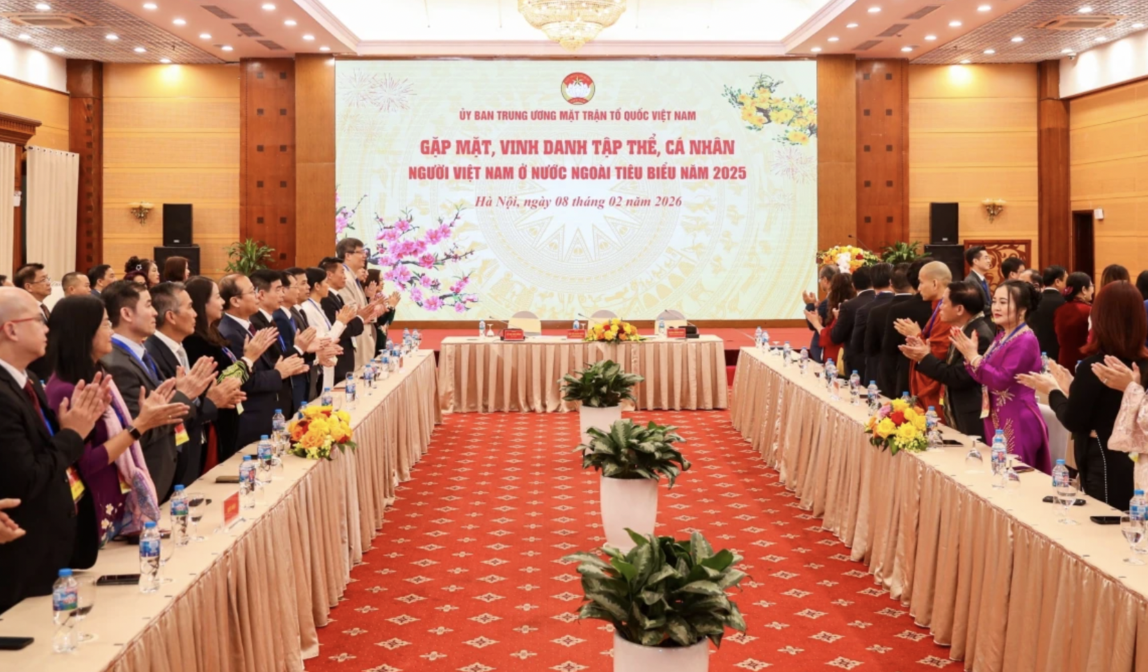 参加2026年越南祖国阵线中央委员会年初见面会的侨胞们