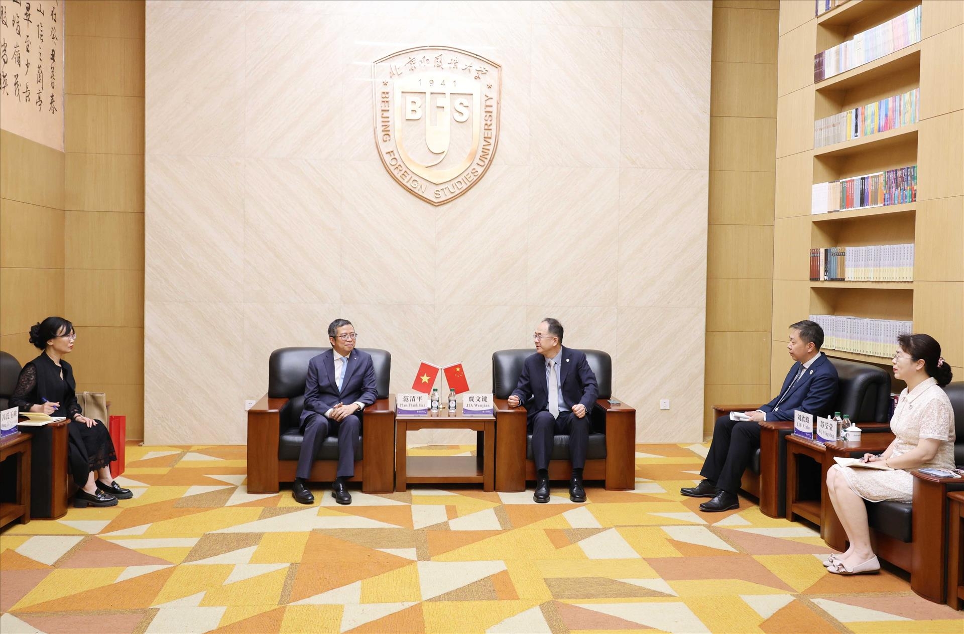 越南驻中国大使范清平（左）会见中国北京外国语大学校长贾文键。照片：越通社驻中国记者公宣