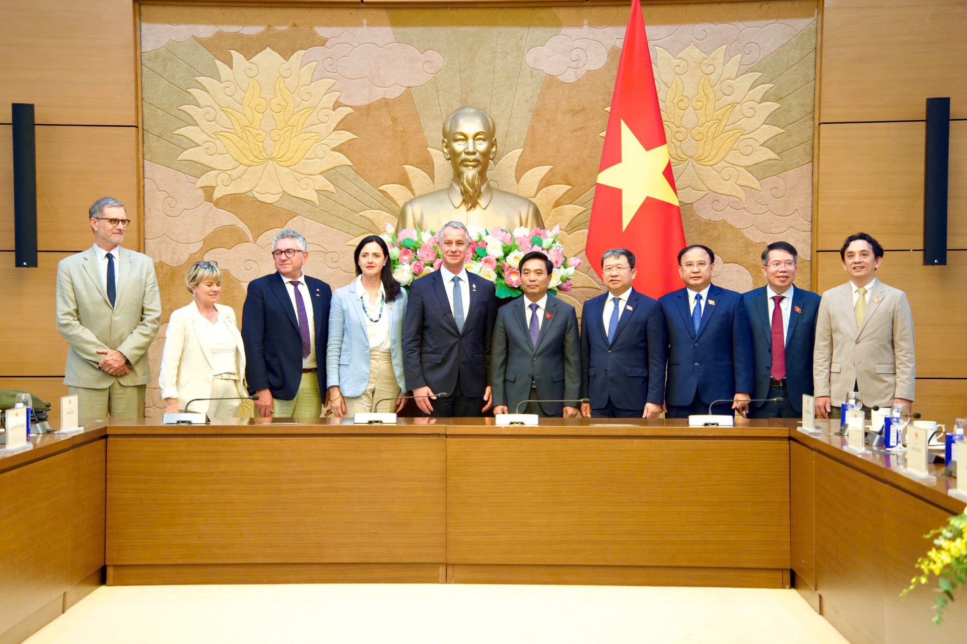 国会副主席阮尹英高级中将接见法国国民议会国防与武装力量委员会代表团。（照片：国会电子信息门户网）
