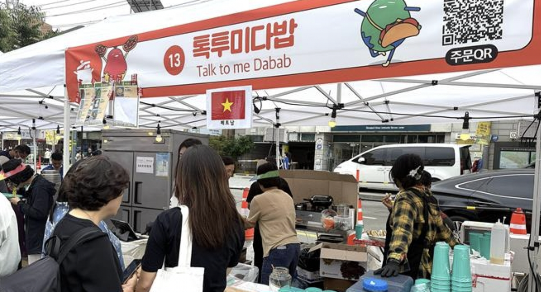 越南提供传统菜肴的美食展位吸引了大量当地民众和国际游客。 越南提供传统菜肴的美食展位吸引了大量当地民众和国际游客。