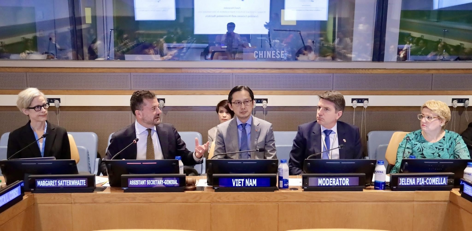 越南常驻联合国代表团团长杜雄越大使(中)。 越南常驻联合国代表团团长杜雄越大使(中)。