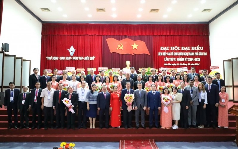 芹苴市友好组织联合会第五届代表大会(2024–2029年任期)选出了由41名委员组成的执行委员会,其中常务委员会13名委员;检查委员会03名委员。 芹苴市友好组织联合会第五届代表大会(2024–2029年任期)选出了由41名委员组成的执行委员会,其中常务委员会13名委员;检查委员会03名委员。