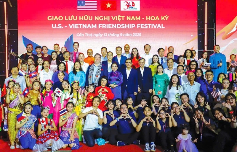 在芹苴市组织的越南-美国友好交流活动,是2025年芹苴文化外交的突出印记。 在芹苴市组织的越南-美国友好交流活动,是2025年芹苴文化外交的突出印记。
