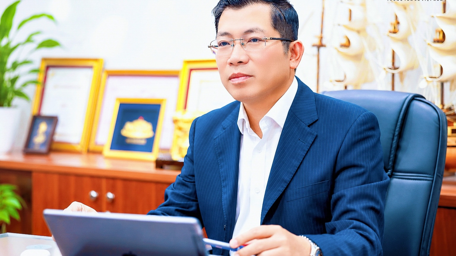 建设精干、强大、具有主导力的新闻体系，满足新形势下的任务要求