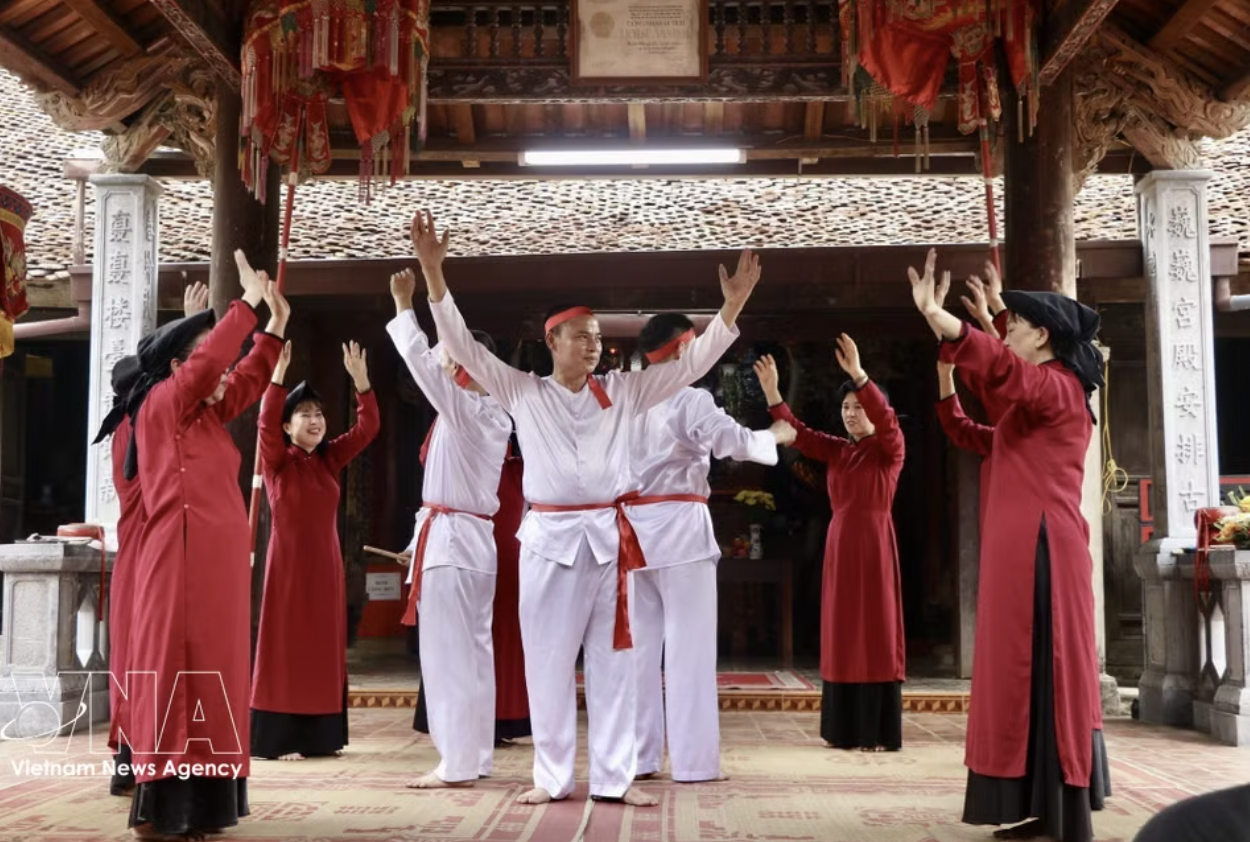 富寿春曲是与雄王祭祀信仰紧密相连的一种民间表演艺术形式,于2017年被联合国教科文组织(UNESCO)列入人类非物质文化遗产代表作名录。 富寿春曲是与雄王祭祀信仰紧密相连的一种民间表演艺术形式,于2017年被联合国教科文组织(UNESCO)列入人类非物质文化遗产代表作名录。