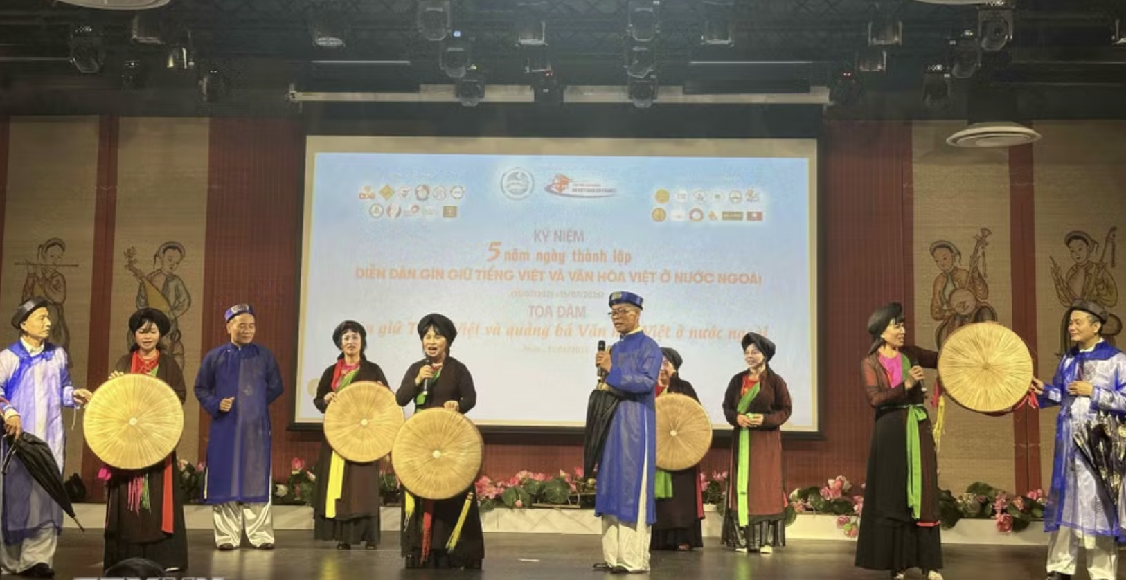 法国：携手旅外侨胞共同维护越南语和越南文化
