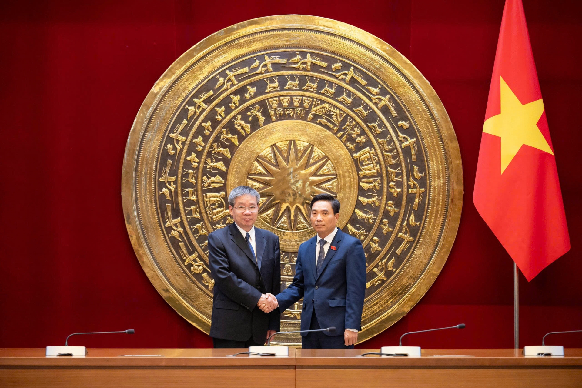 越南国会副主席阮尹英上将欢迎中国西藏自治区人大常委会副主任许成仓。