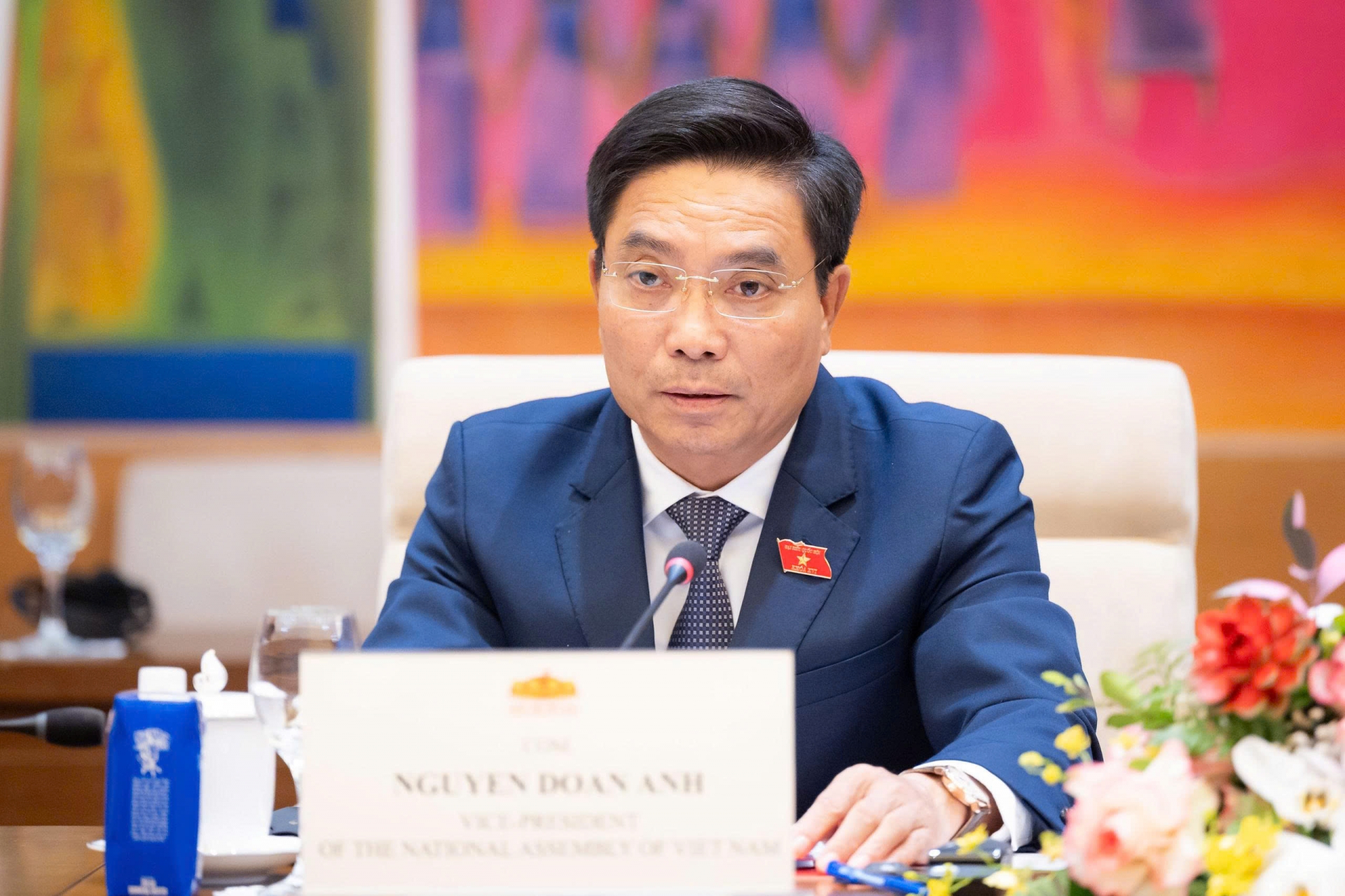 越南国会副主席阮尹英上将发表讲话。