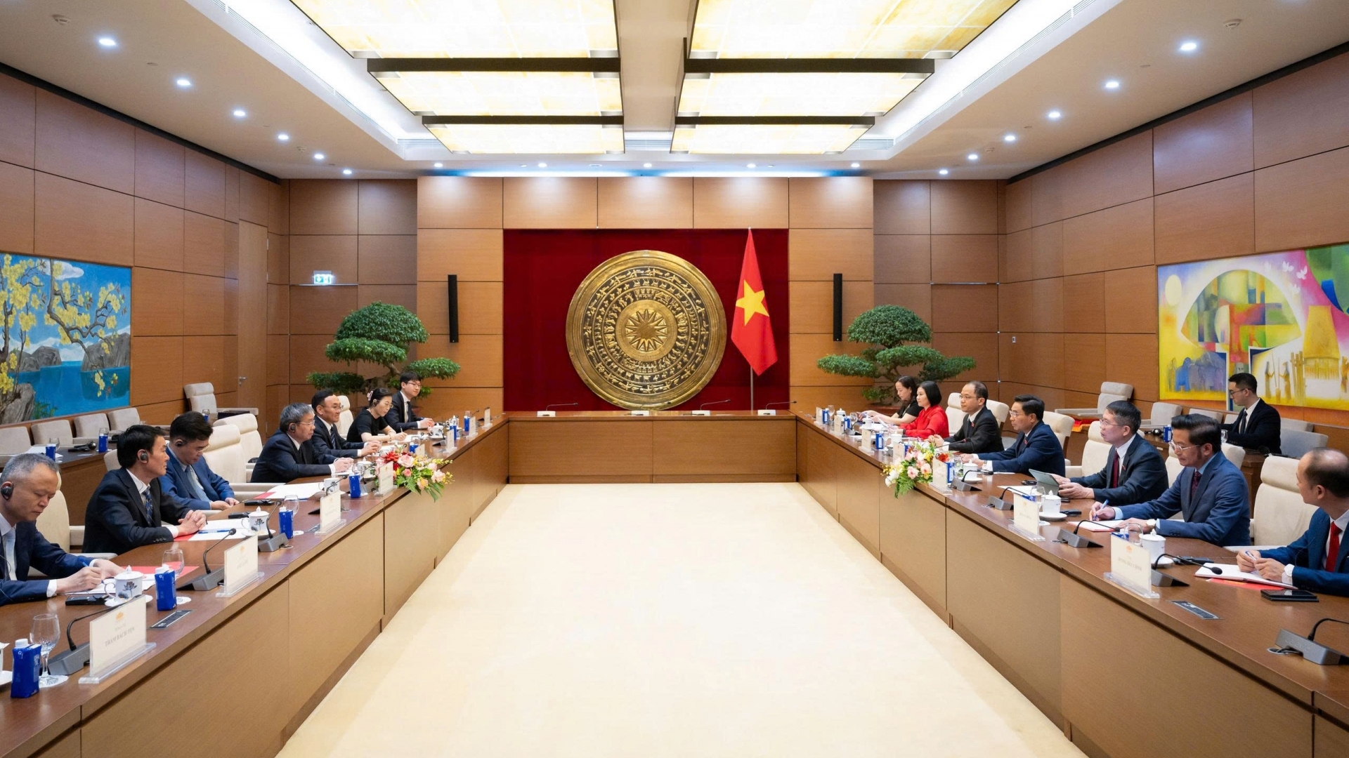 越南国会副主席阮尹英上将接见中国西藏自治区人大常委会副主任许成仓