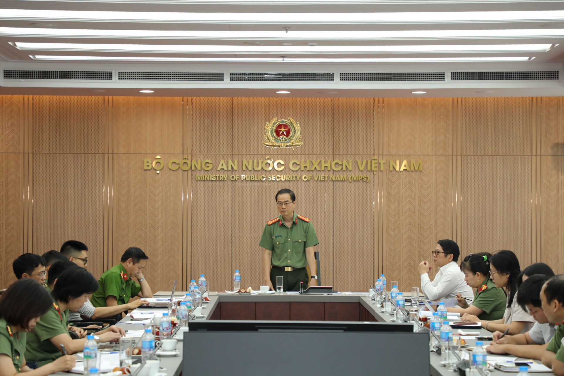 越南公安部对外局副局长阮花芝大校在座谈会上发言。