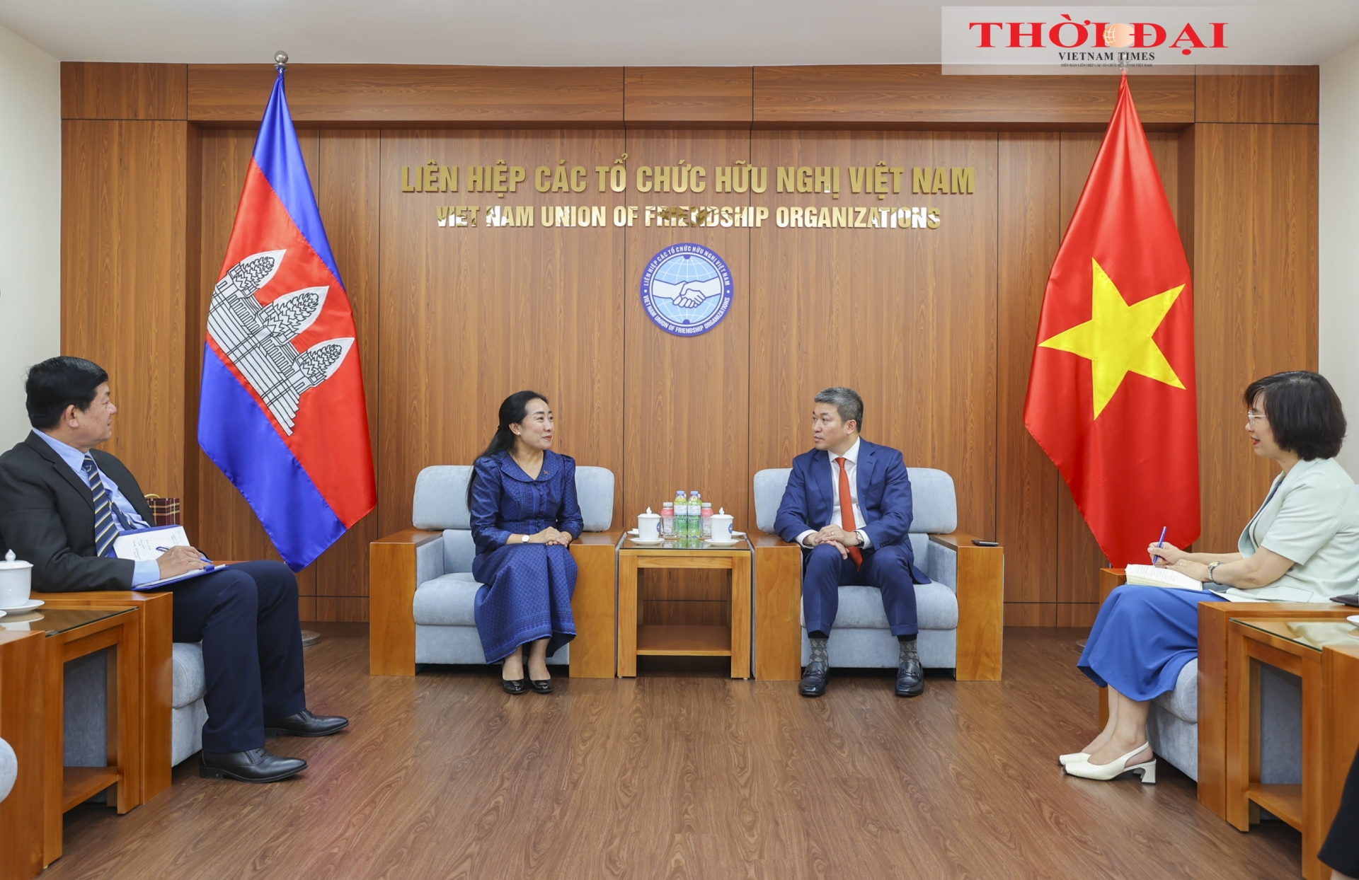 越南友好组织联合会主席潘英山会见柬埔寨王国驻越南大使托奇·索法拉。（图：丁和）