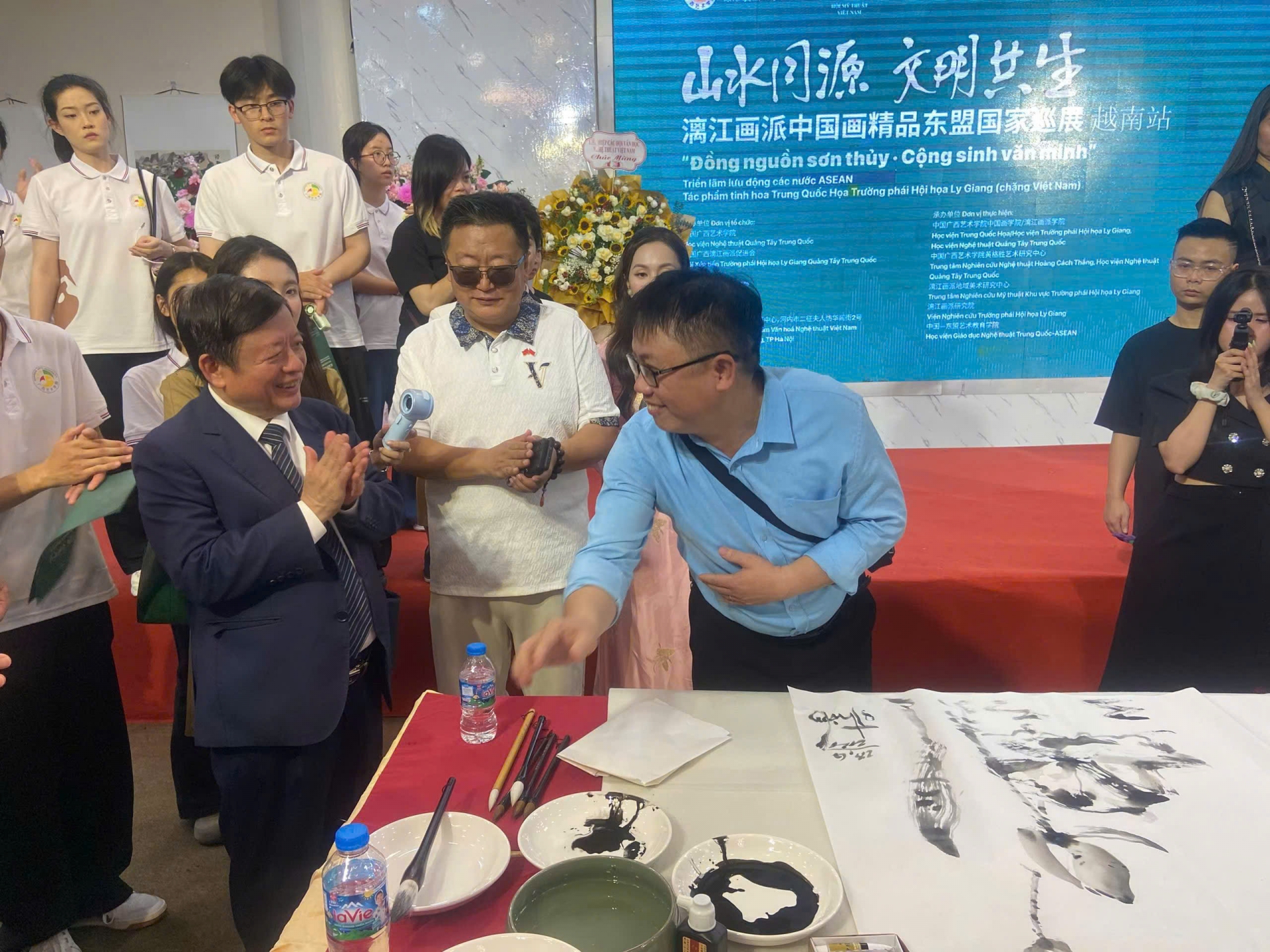 代表们参观展览。（图：组委会）