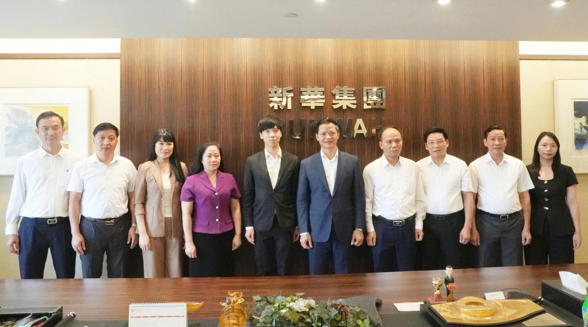 工作组访问了中国香港新华（Sunwah）集团并座谈。