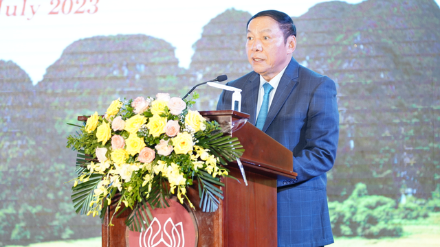 越南文化体育旅游部部长阮文雄在会议上致辞。