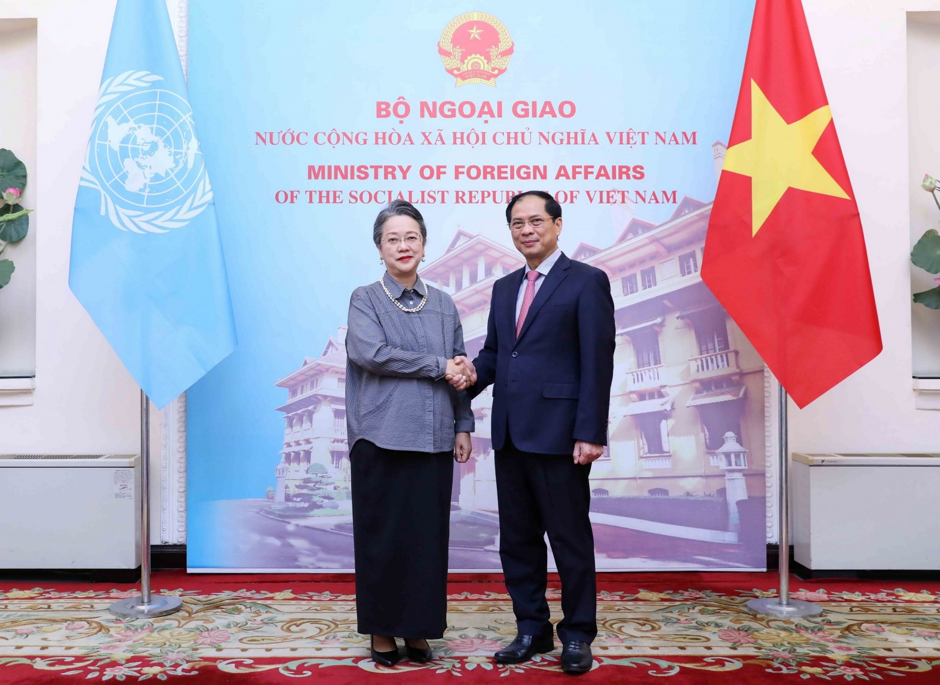 联合国副秘书长兼亚太经社会执行秘书阿里沙赫巴纳和越南外交部长裴青山。