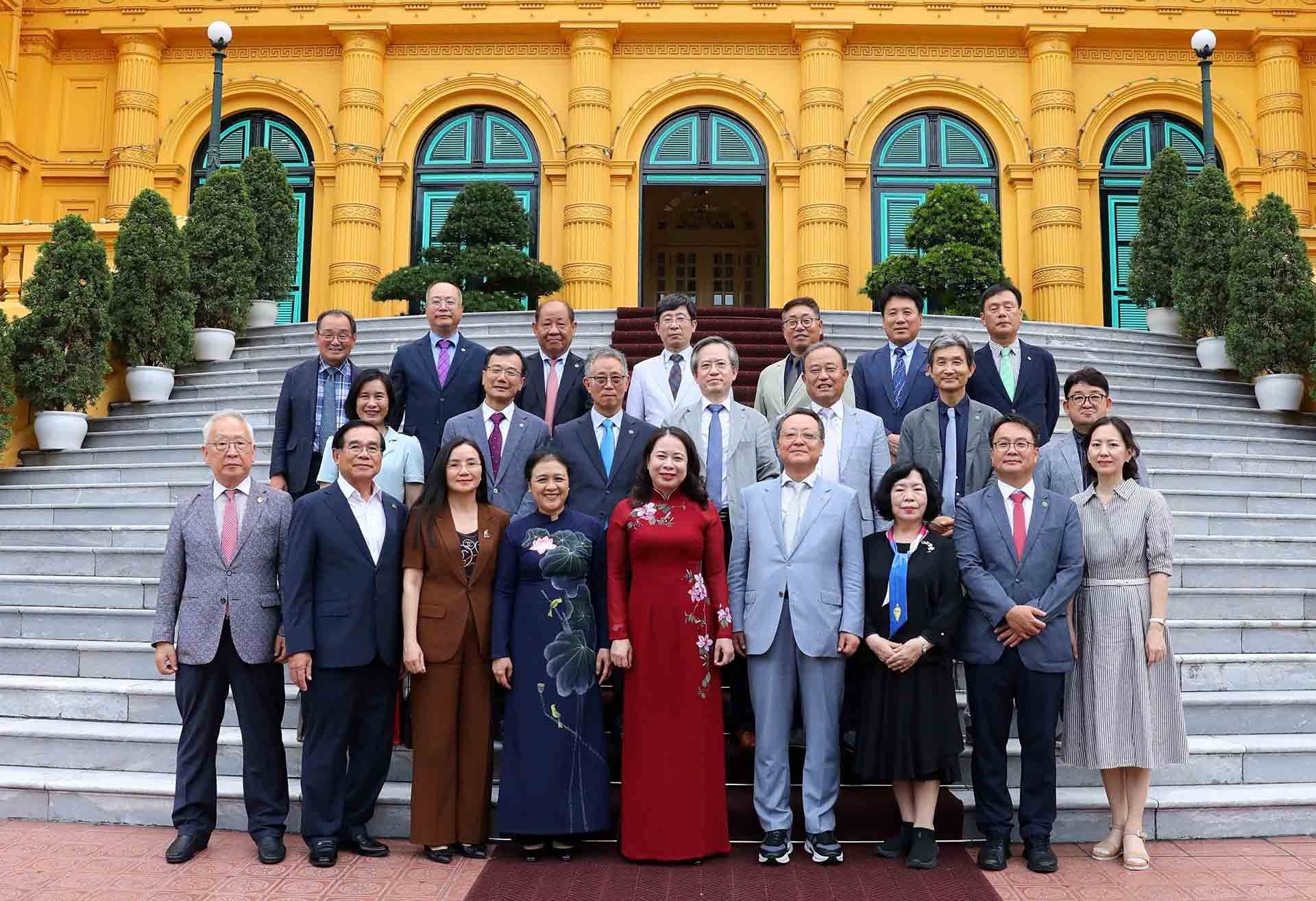 越南国家副主席武氏映春与各位代表合影。