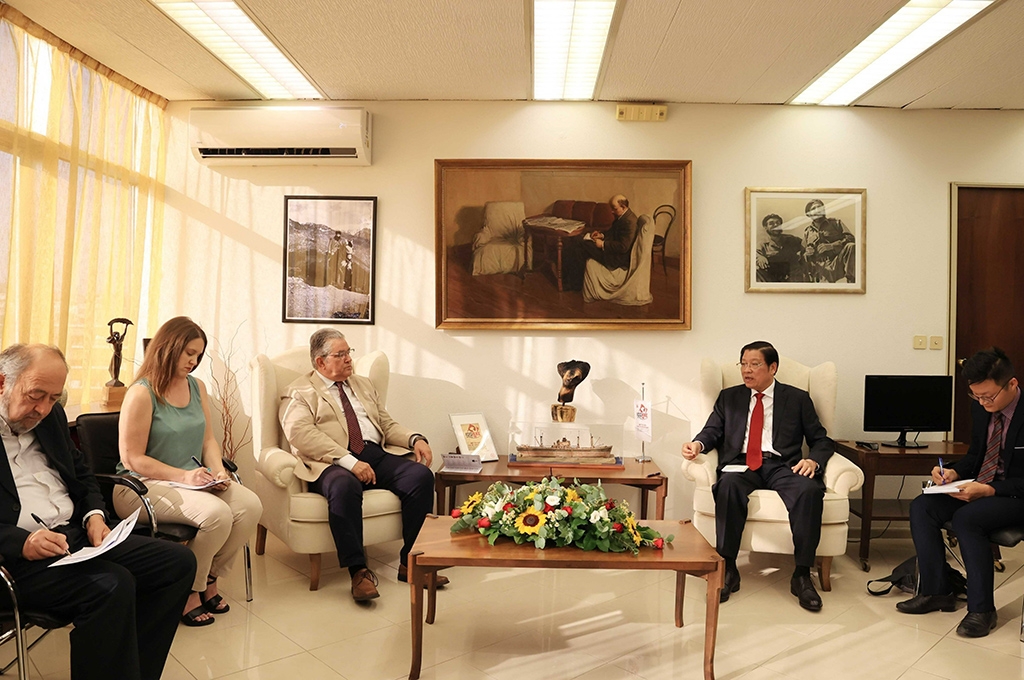 潘廷镯与希腊共产党总书记迪米特里斯·库特索姆帕斯举行会晤。