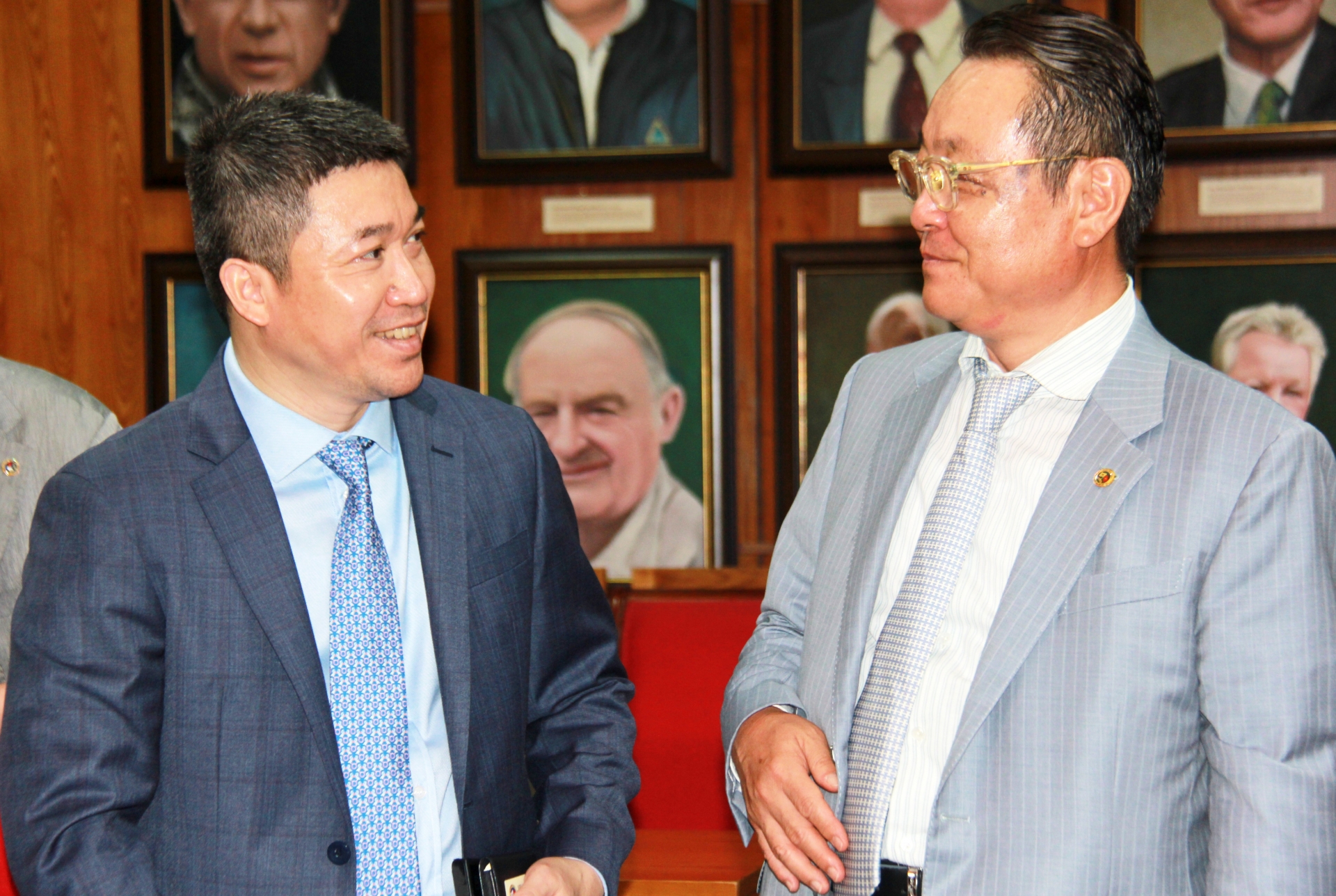 越南友好组织联合会副主席潘英山与 VESAMO主席Chang Ho Ick。