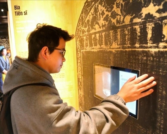 游客了解文庙国子监的进士碑。