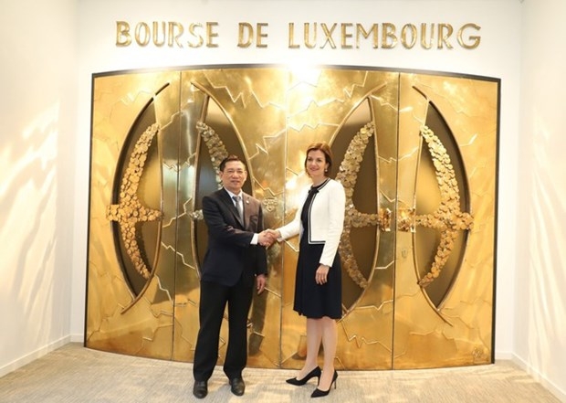 越南财政部长胡德福与卢森堡证券交易所首席执行官朱莉·贝克尔亲切握手。
