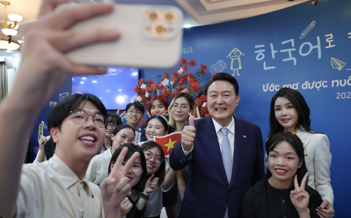 韩国总统尹锡悦和夫人与河内国家大学学生合影。
