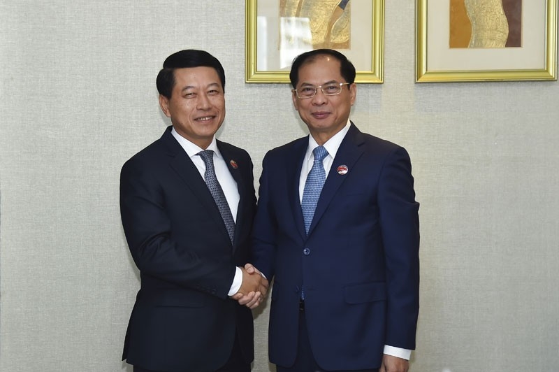 越南外交部长裴青山会见老挝副总理兼外长沙伦赛·贡玛西。