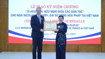 向法国驻越大使授予“致力于各民族和平与友谊”纪念章