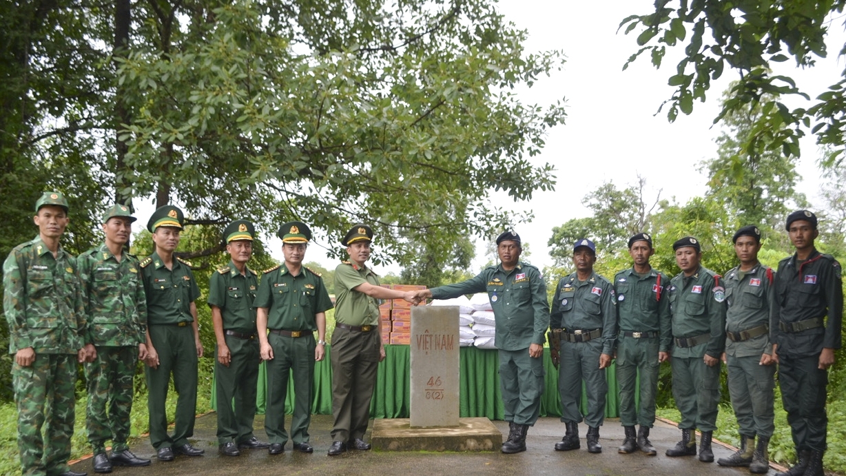 向柬埔寨蒙多基里省戍边力量赠送8吨大米和200盒方便面
